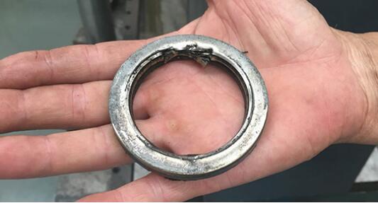 劣質(zhì)螺桿空壓機油導(dǎo)致軸承磨損